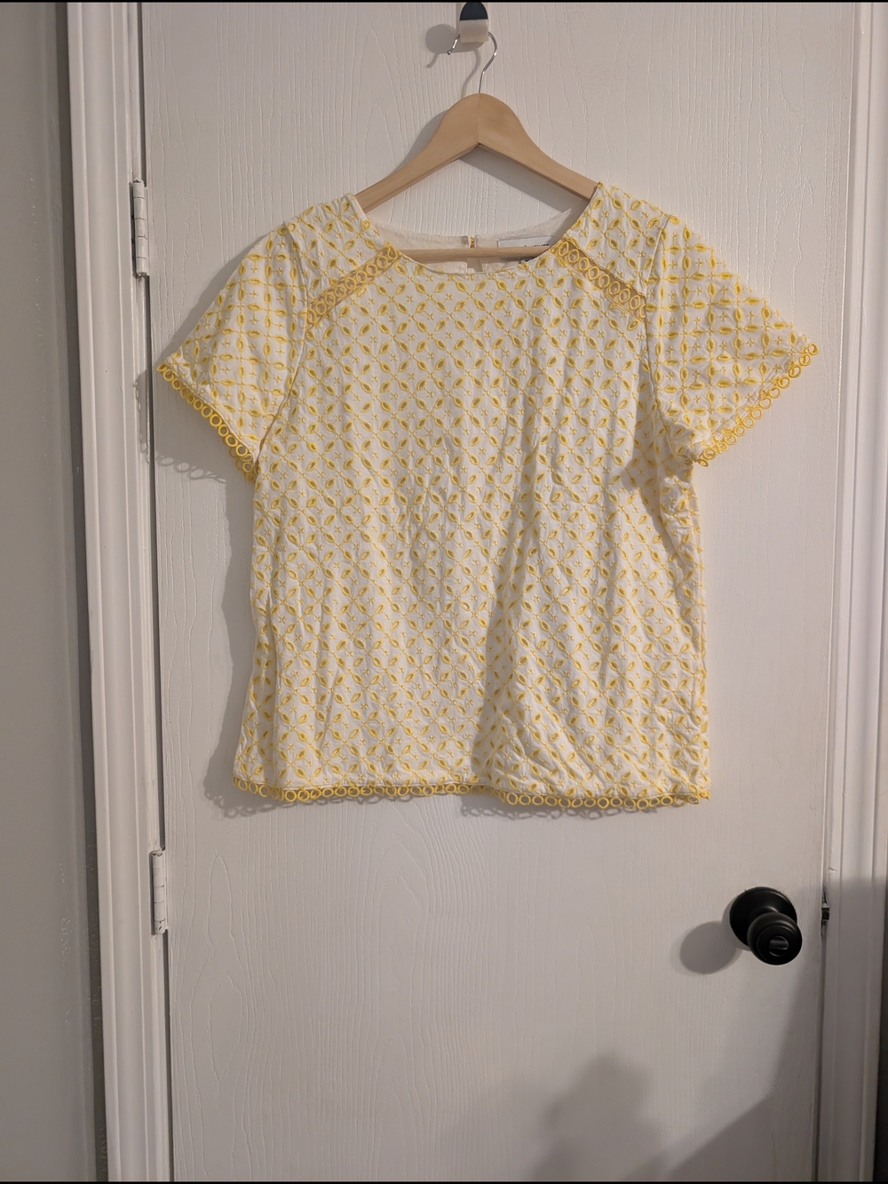 Gibson Latimer White Top with Yellow Embroidered Lattice